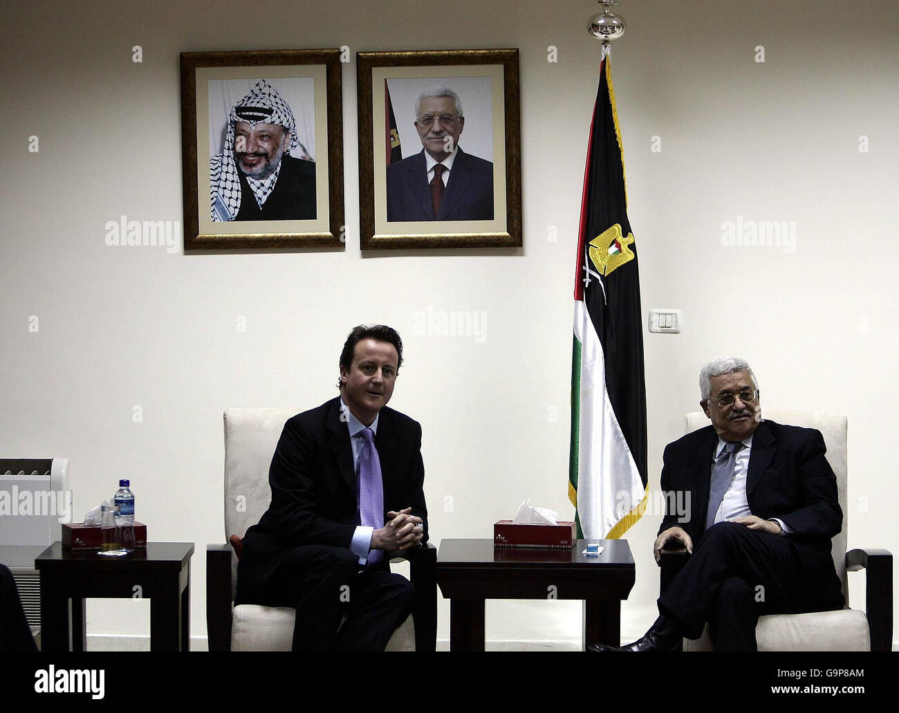 Il leader del Partito conservatore britannico David Cameron incontra il presidente palestinese Mahmoud Abbas nella sua residenza a Ramallah, territorio palestinese, l'ultimo giorno del suo tour di due giorni della zona. Foto Stock