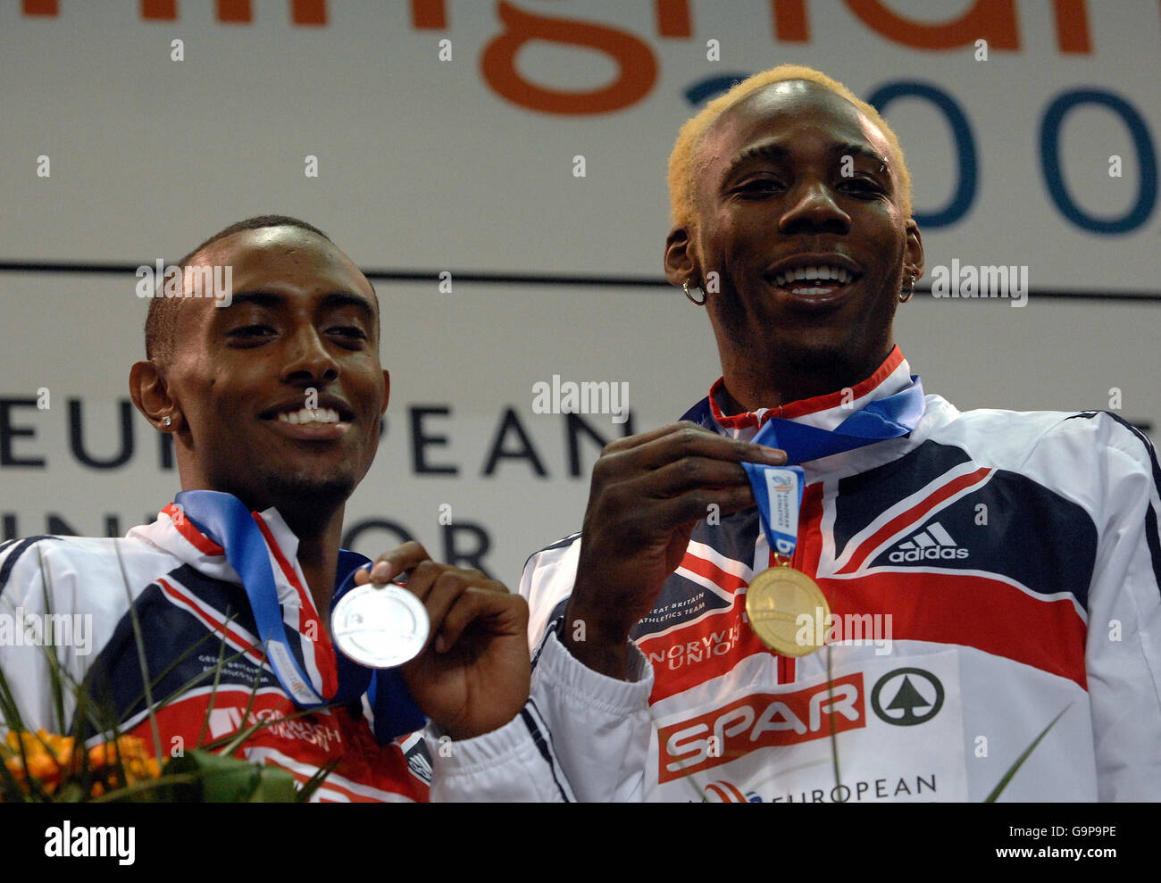 Il vincitore della medaglia d'oro della Gran Bretagna Phillips Idowu con la medaglia d'argento Nathan Douglas (a sinistra) dopo l'evento di triplice salto nel Campionato europeo di atletica al coperto presso la National Indoor Arena di Birmingham. Foto Stock