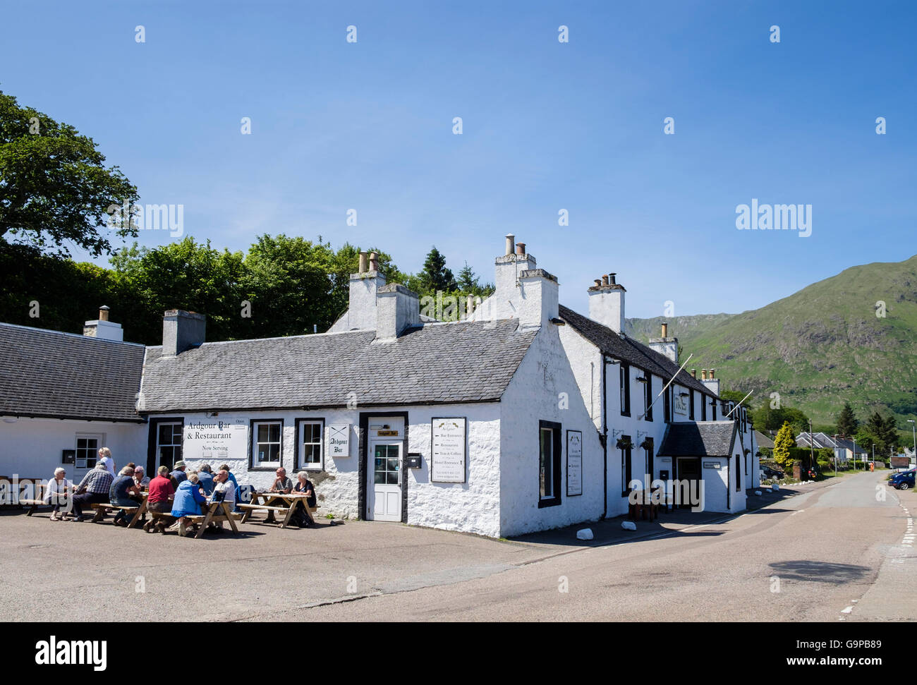 The Inn at Ardgour è un tradizionale pub di campagna e hotel in estate. Corran Fort William Inverness-shire Highland Scozia UK Gran Bretagna Foto Stock