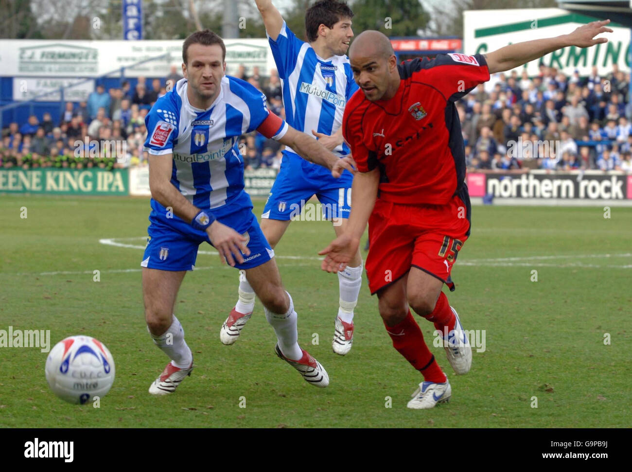 Calcio - Coca-Cola Football Championship - Colchester United / Coventry City - Layer Road. I Coventrys Leon McKenzie (a destra) e i Colchesters Karl Duguid in azione durante la partita del campionato Coca-Cola a Layer Road, Colchester. Foto Stock