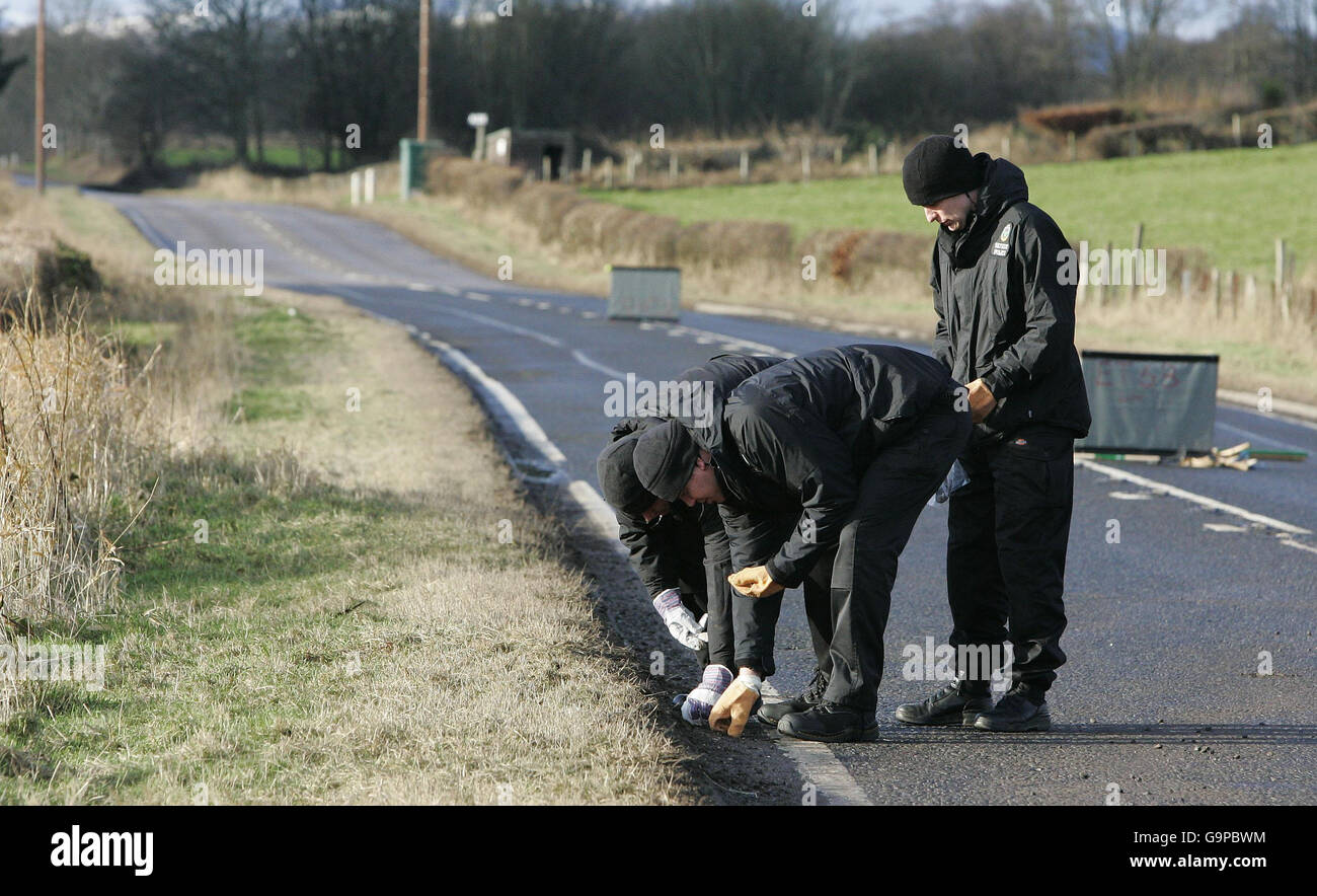 Gli ufficiali della polizia di Tayside cercano indizi sulla scena dell'incidente stradale sulla strada A85 Perth-Crieff, dove cinque persone sono rimaste uccise. Foto Stock