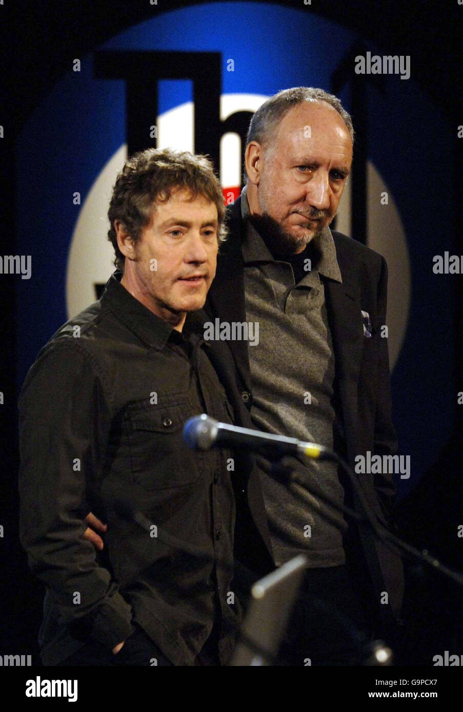 Pete Townshend e Roger Daltrey dell'OMS presso l'ospedale di Covent Garden, nel centro di Londra, dopo aver annunciato che avrebbero intrapreso un tour mondiale, a partire da Lisbona il 16 maggio 2007. I biglietti per il tour saranno in vendita lunedì 12 febbraio 2007. Foto Stock