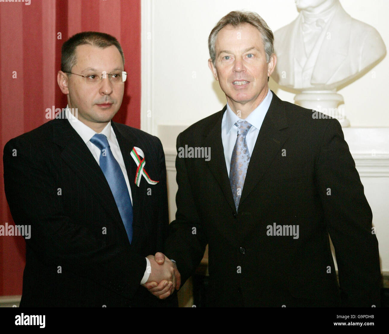 Il primo ministro britannico Tony Blair (destra) e il primo ministro bulgaro Sergei Stanishev stringono le mani nel 10 Downing Street, nel centro di Londra. Foto Stock