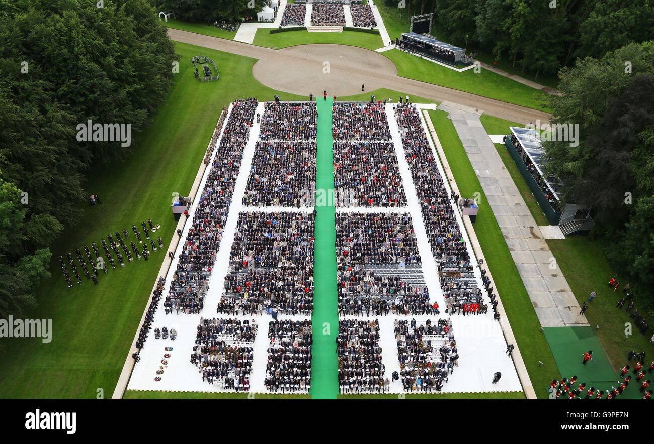 Dignitari e vip frequentare un servizio per contrassegnare il centesimo anniversario dell inizio della Battaglia delle Somme presso la Commissione delle tombe di guerra del Commonwealth Memorial in Thiepval, Francia, dove 70.000 British and Commonwealth soldati con noto alcun grave sono commemorati. Foto Stock