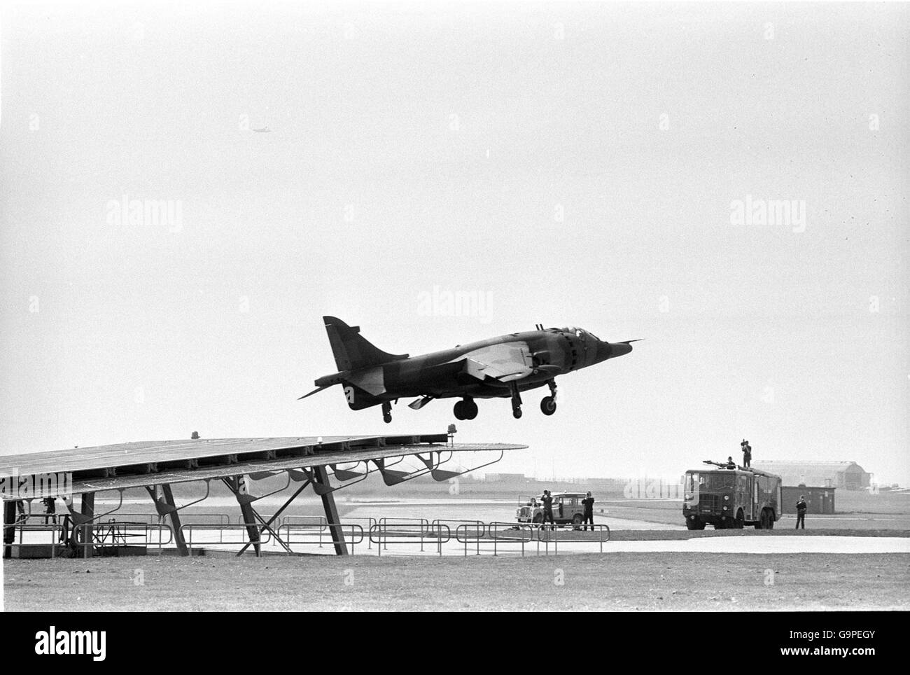 Una RAF Harrier è stata messa al suo posto a RNAS Yeovilton. Ai piloti viene dato un corso intensivo per familiarizzare con il funzionamento del ponte per unirsi alla task force nelle Falklands. Foto Stock