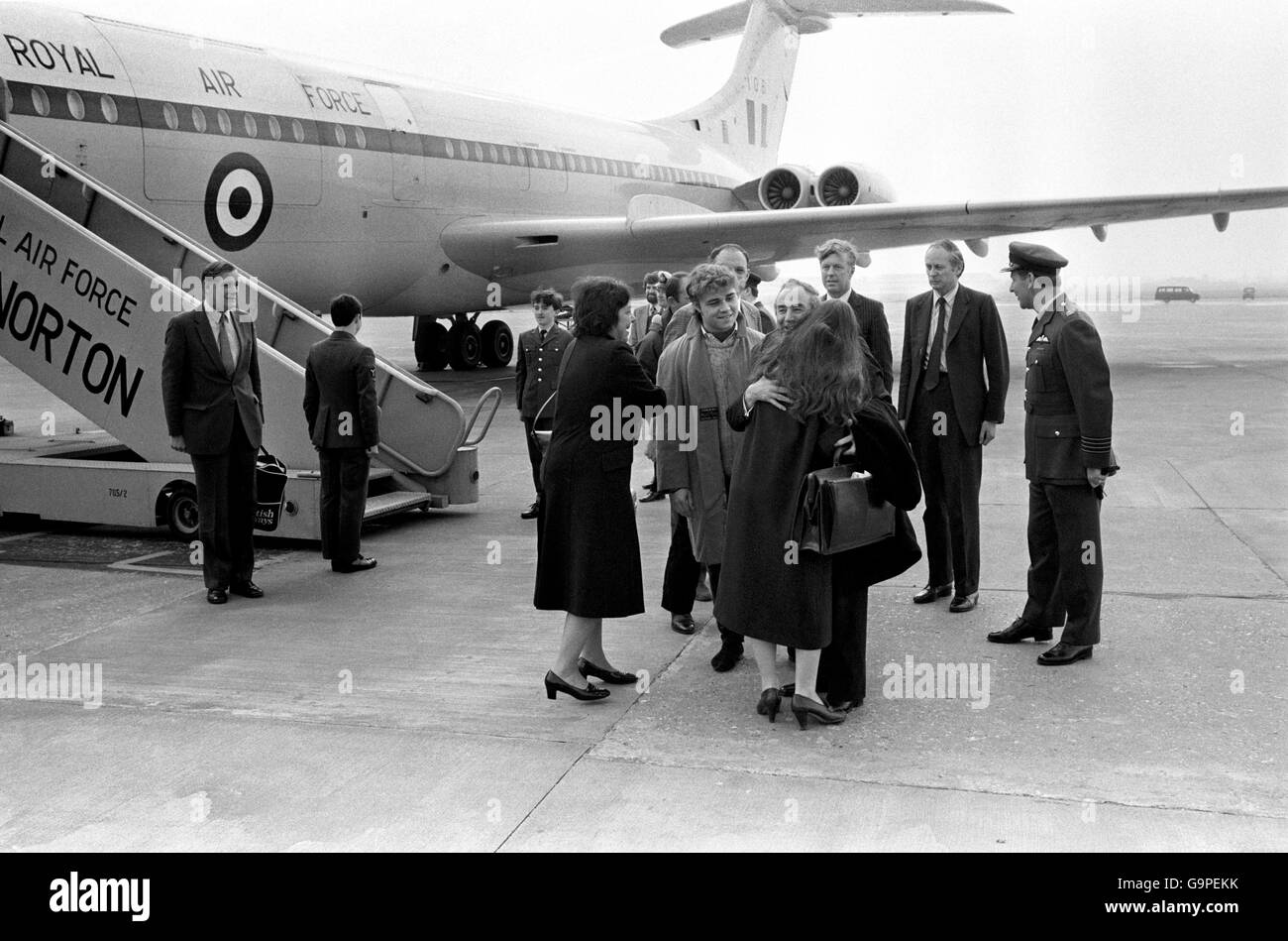 Governatore delle Falklands, Rex Hunt, è accolto all'arrivo a RAF Brize Norton dalla figlia Diana. Alon sul volo da Montevideo erano sua moglie Mavis (a sinistra), il figlio Anthony e 113 passeggeri, tra cui i funzionari delle Isole Falkland e i Royal Marines catturati dagli argentini. Foto Stock