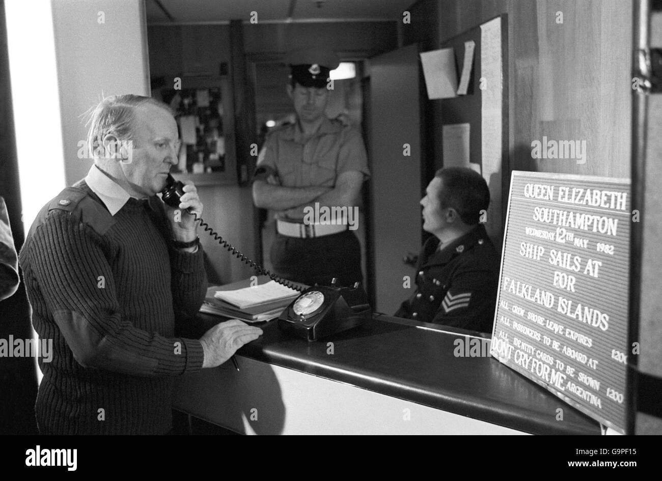 La lobby del QE 2, l'ex 'perso e trovato' ufficio è ora utilizzato dalla polizia militare. Foto Stock