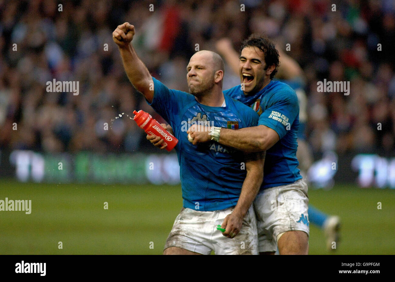 Alessandro Troncon in Italia festeggia una prova contro la Scozia con Conzalo canale durante la partita RBS 6 Nations a Murrayfield, Edimburgo. Foto Stock