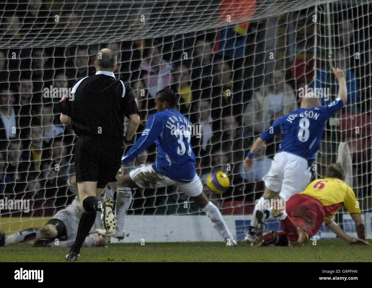 Calcio - fa Barclays Premiership - Watford v Everton - Vicarage Road. Manuel Fernandes di Everton segna l'obiettivo di apertura del gioco Foto Stock