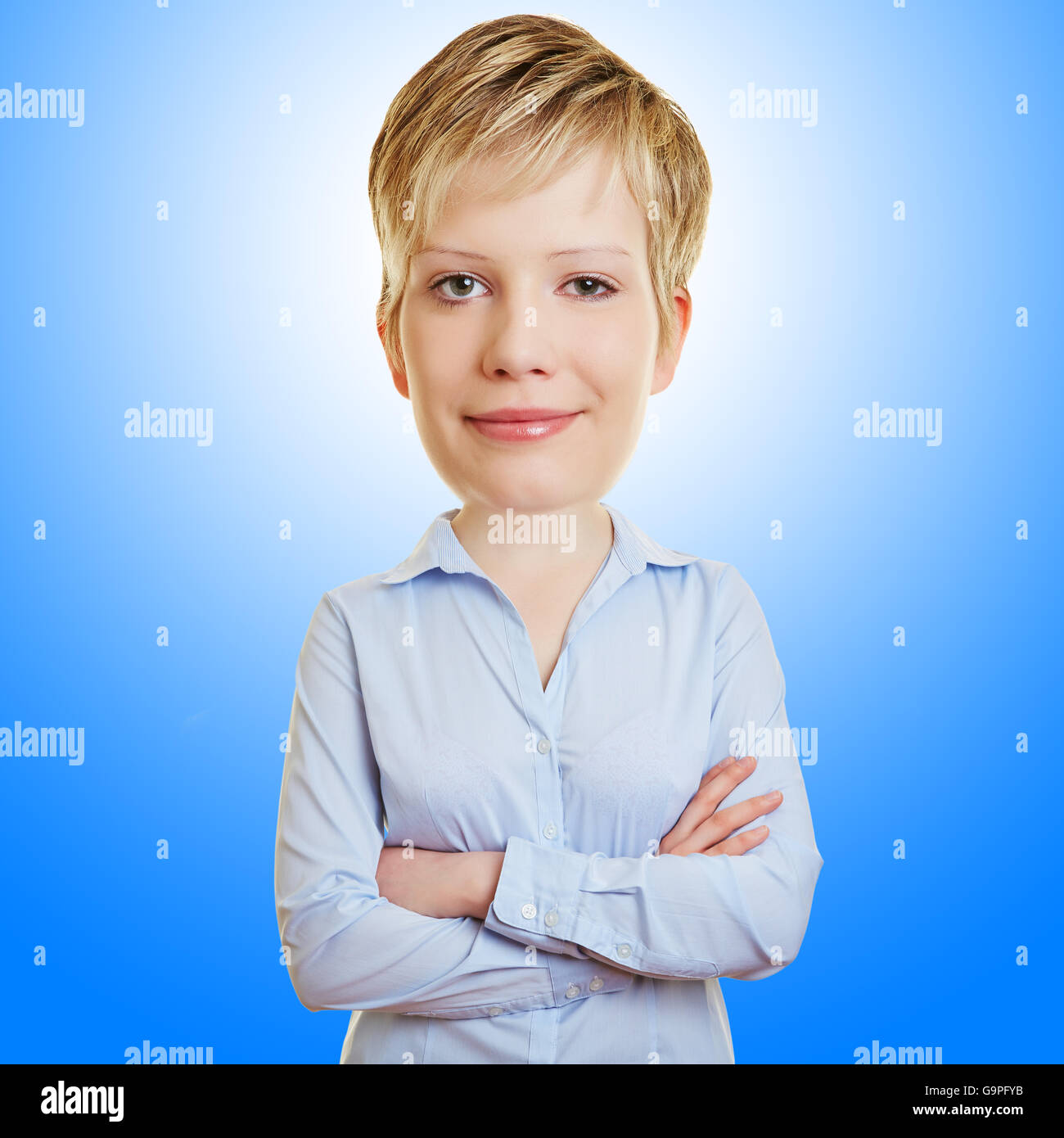 Funny business donna con grande testa di fronte a uno sfondo blu Foto Stock