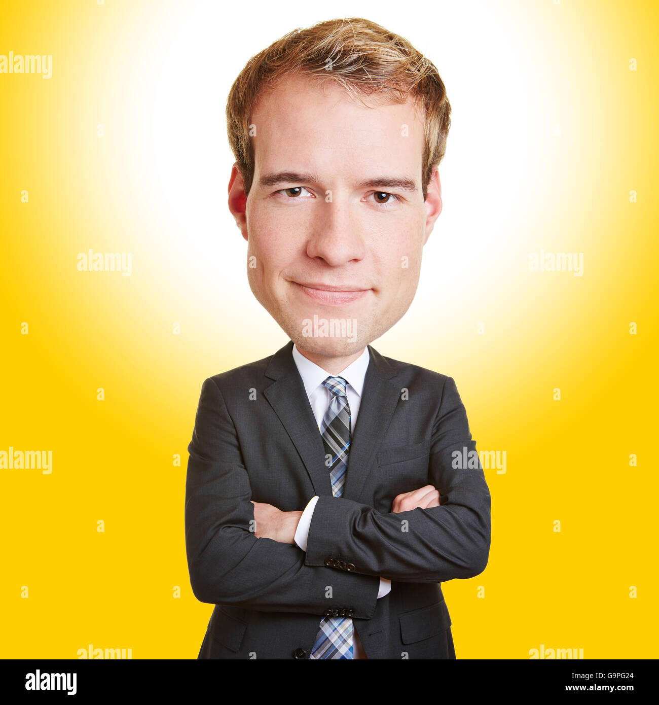 Funny sorridente uomo d affari con una grande testa di fronte a uno sfondo giallo Foto Stock