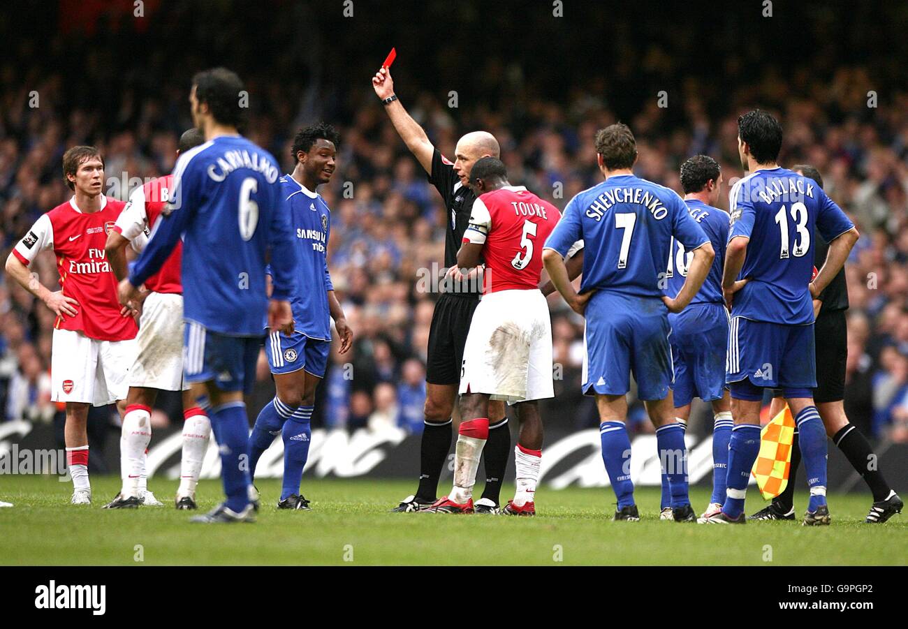 Calcio - Carling Cup - finale - Chelsea / Arsenal - Millennium Stadium. John Mikel di Chelsea è licenziato dall'arbitro Howard Webb per condotta violenta Foto Stock