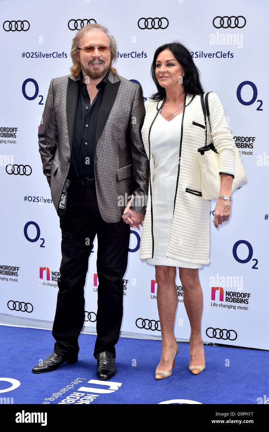 Barry Gibb e Linda Gray frequentando l'O2 Silver Clef Awards, in associazione con Nordoff Robbins, al Grosvenor House Hotel di Londra. Foto Stock