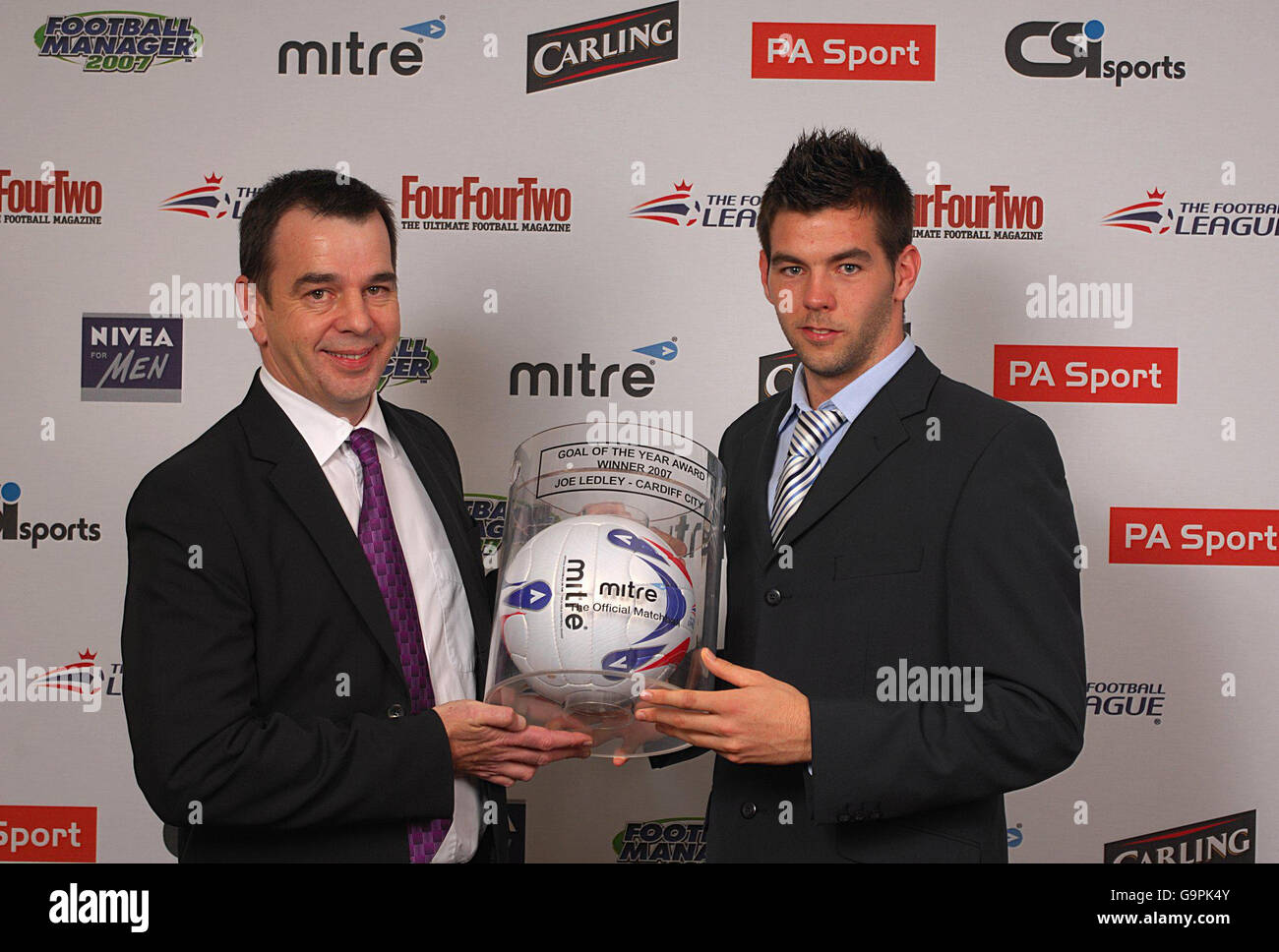 Joe Ledley di Cardiff City riceve il premio Goal of the Year da Mitre Managing Director Gary Hibbert durante i Football League Awards alla Grosvenor House di Londra, domenica 4 marzo 2007. Foto Stock