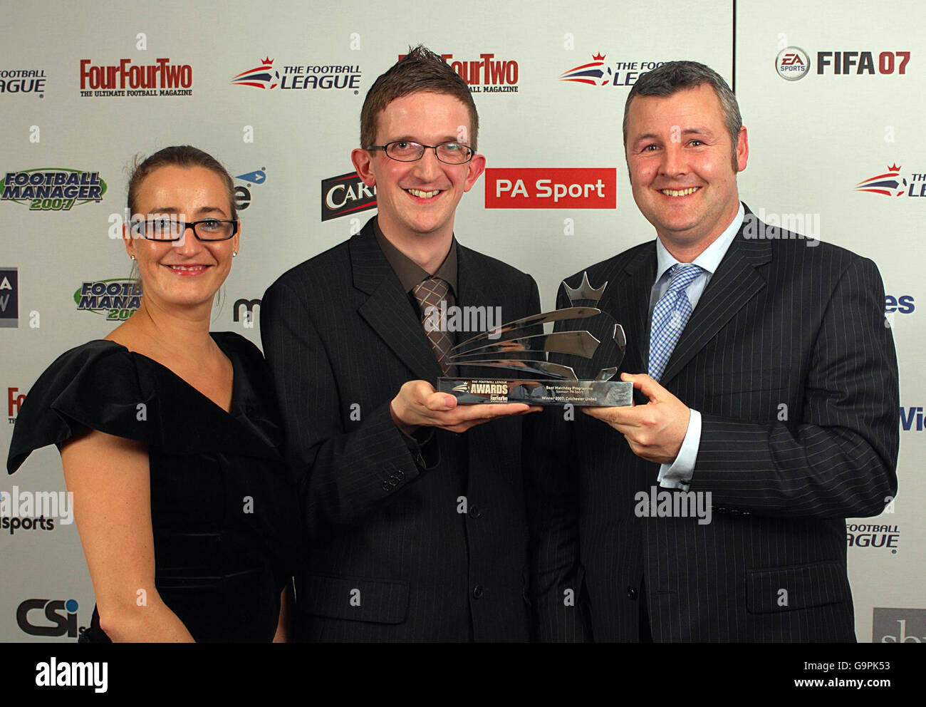 Best Matchday Program, sponsorizzato da PA Sport, David Gregory di Colchester United e Matt Hudson ricevono il premio da Clare Taylor, direttore commerciale della PA durante i Football League Awards a Grosvenor House, Londra, domenica 4 marzo 2007. Foto Stock