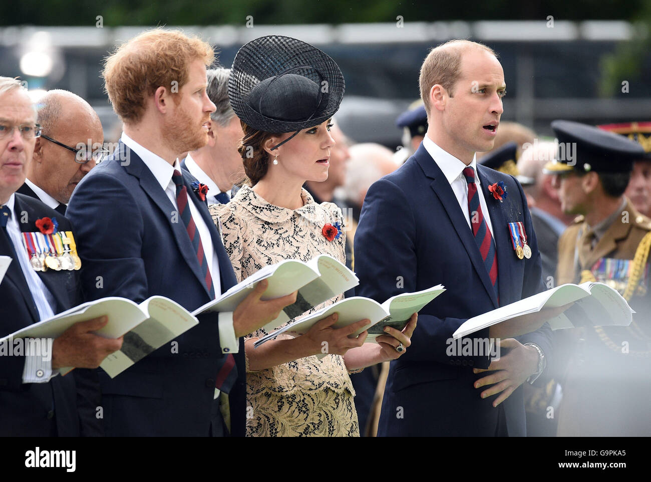 Il Duca e la Duchessa di Cambridge e il principe Harry (sinistra) durante la commemorazione del centenario della Battaglia delle Somme presso la Commissione delle tombe di guerra del Commonwealth Thiepval Memorial in Thiepval, Francia, dove 70.000 British and Commonwealth soldati con noto alcun grave sono commemorati. Foto Stock