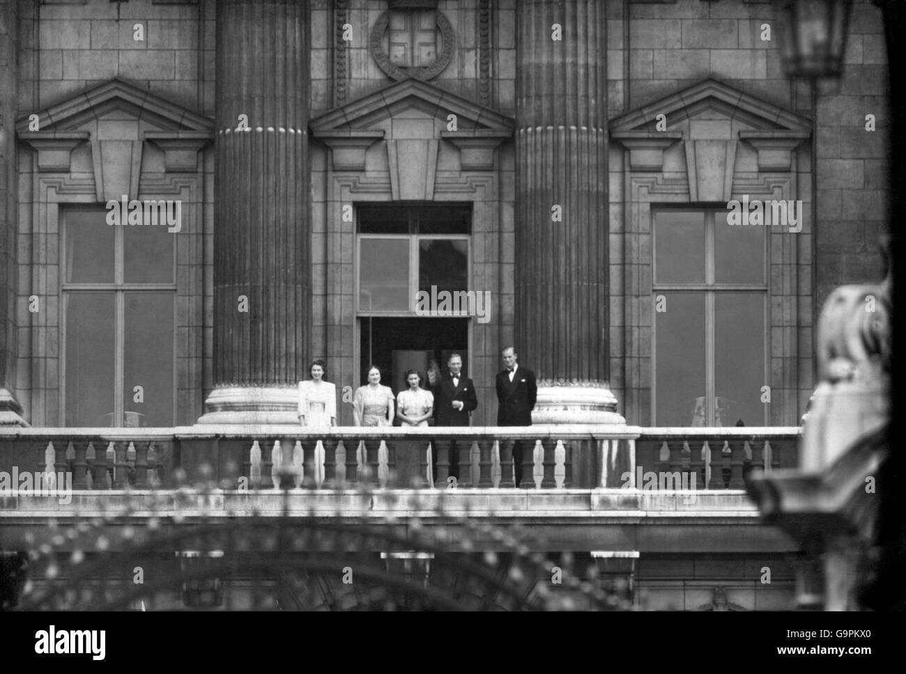 La coppia appena tradita, la principessa Elisabetta e Lieut. Philip Mountbatten sono Uniti sul balcone dal Re e la Regina e la Principessa Margaret per riconoscere le folle allegre. Foto Stock