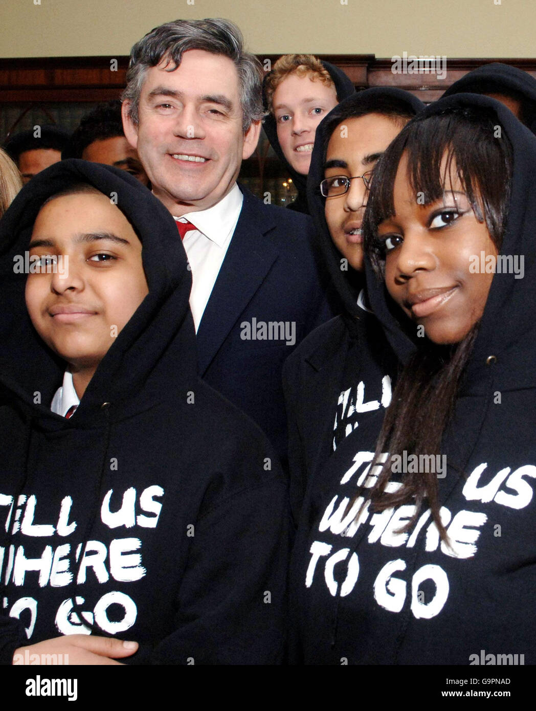 Il Cancelliere Gordon Brown incontra i giovani che indossano 'felpe' al No.11 Downing Street a Londra. Foto Stock
