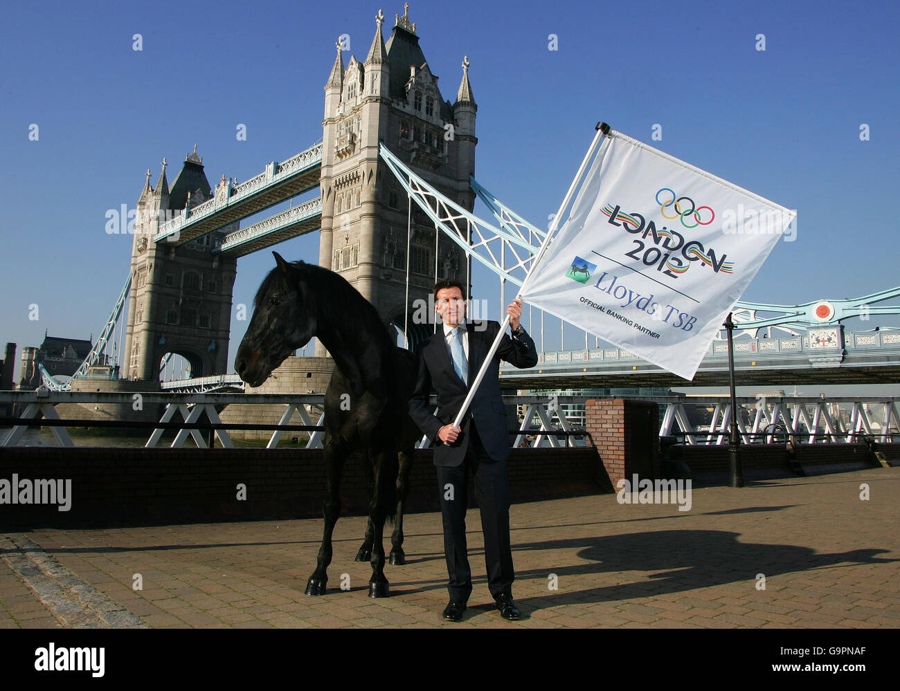 Sebastian Coe, presidente del Comitato Organizzatore 2012 di Londra, si trova al London`s Tower Bridge con il Lloyds TSB Horse per annunciare Lloyds TSB come primo partner nazionale dei Giochi Olimpici 2012 di Londra. Foto Stock