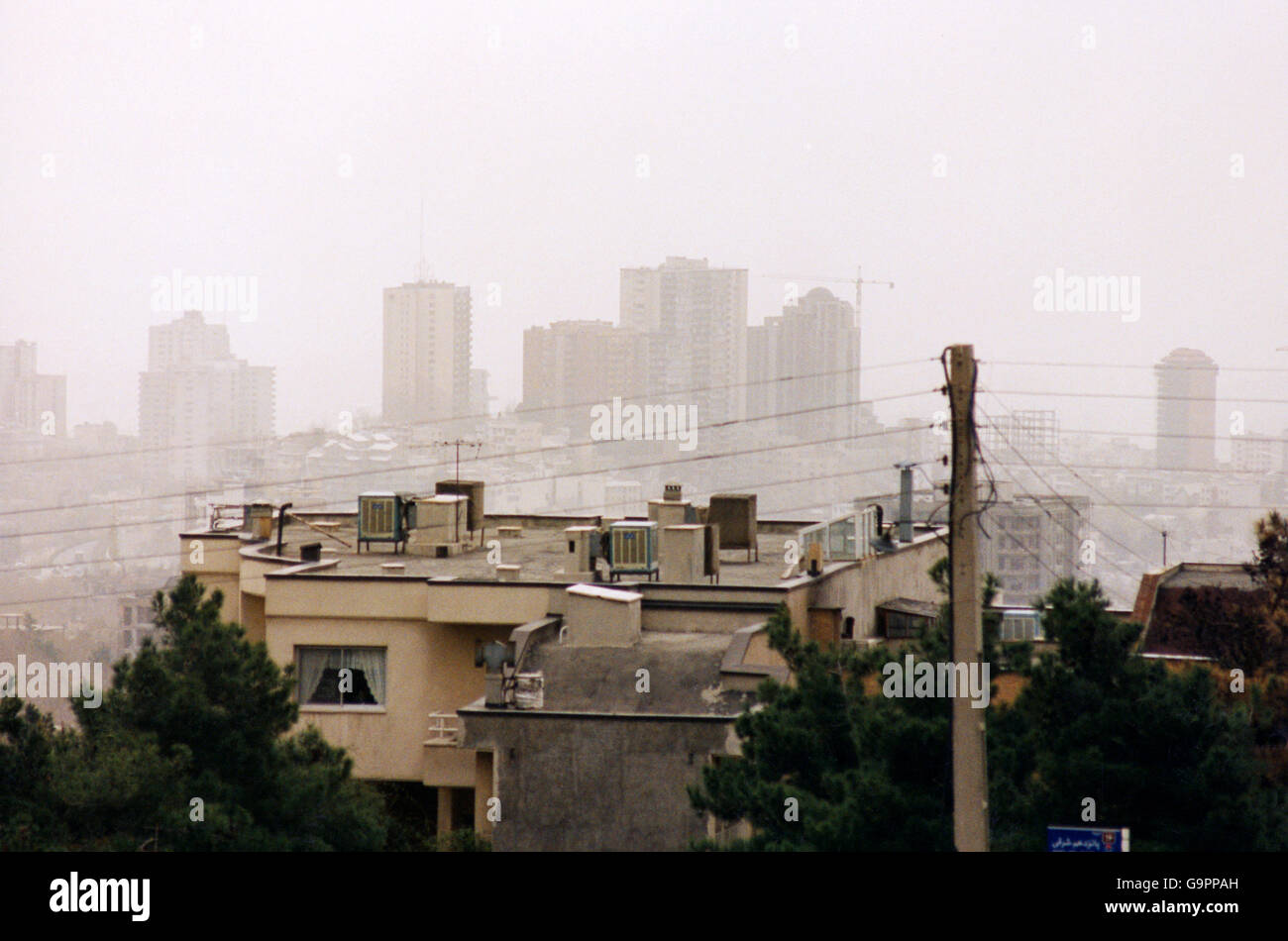 Città nella foschia mattutina Foto Stock