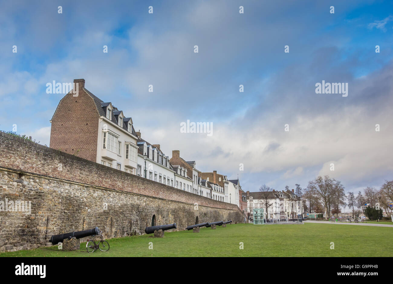 Vecchie case sulla cinta muraria a Maastricht, Paesi Bassi Foto Stock