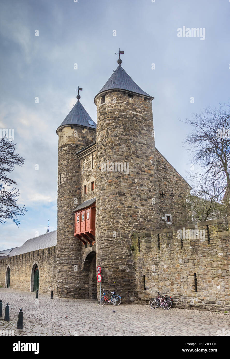 Vecchia porta della città Helpoort nel centro di Maastricht, Paesi Bassi Foto Stock