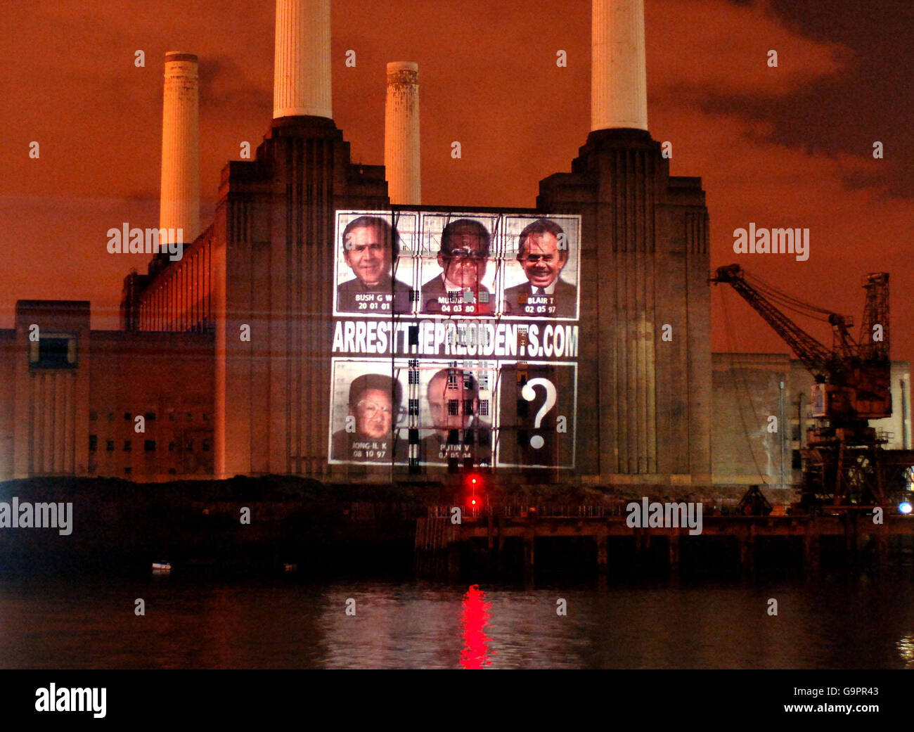 I volti del presidente americano George W. Bush (in senso orario dall'alto a sinistra), del presidente dello Zimbabwe Robert Mugabe, del primo ministro britannico Tony Blair, del presidente russo Vladimir Putin e del leader nordcoreano Kim Jong-il, Proiettato sulla stazione Battersea Power di Londra per promuovere quella che si ritiene essere la prima canzone interattiva del mondo. Foto Stock