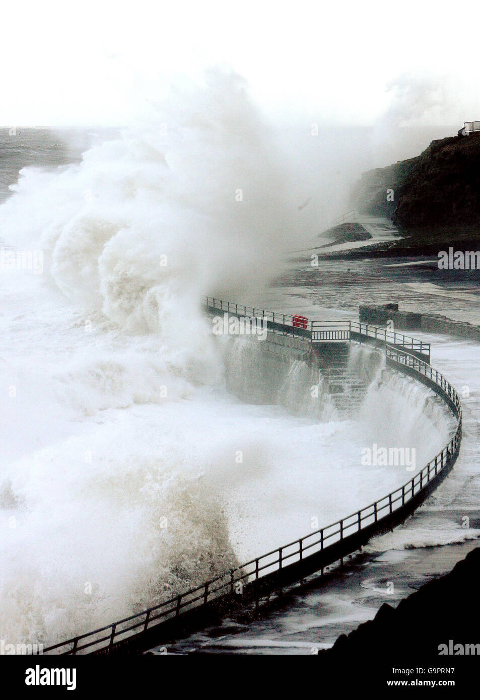 L'alto mare continua a battere la costa nord-orientale a Whitley Bay, Tyneside settentrionale. Foto Stock