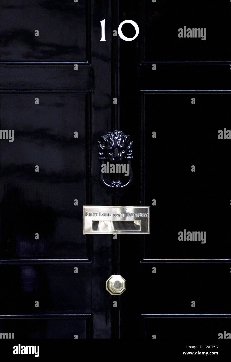 La porta d'ingresso della residenza ufficiale del primo Ministro britannico, 10 Downing Street, nel centro di Londra. Foto Stock