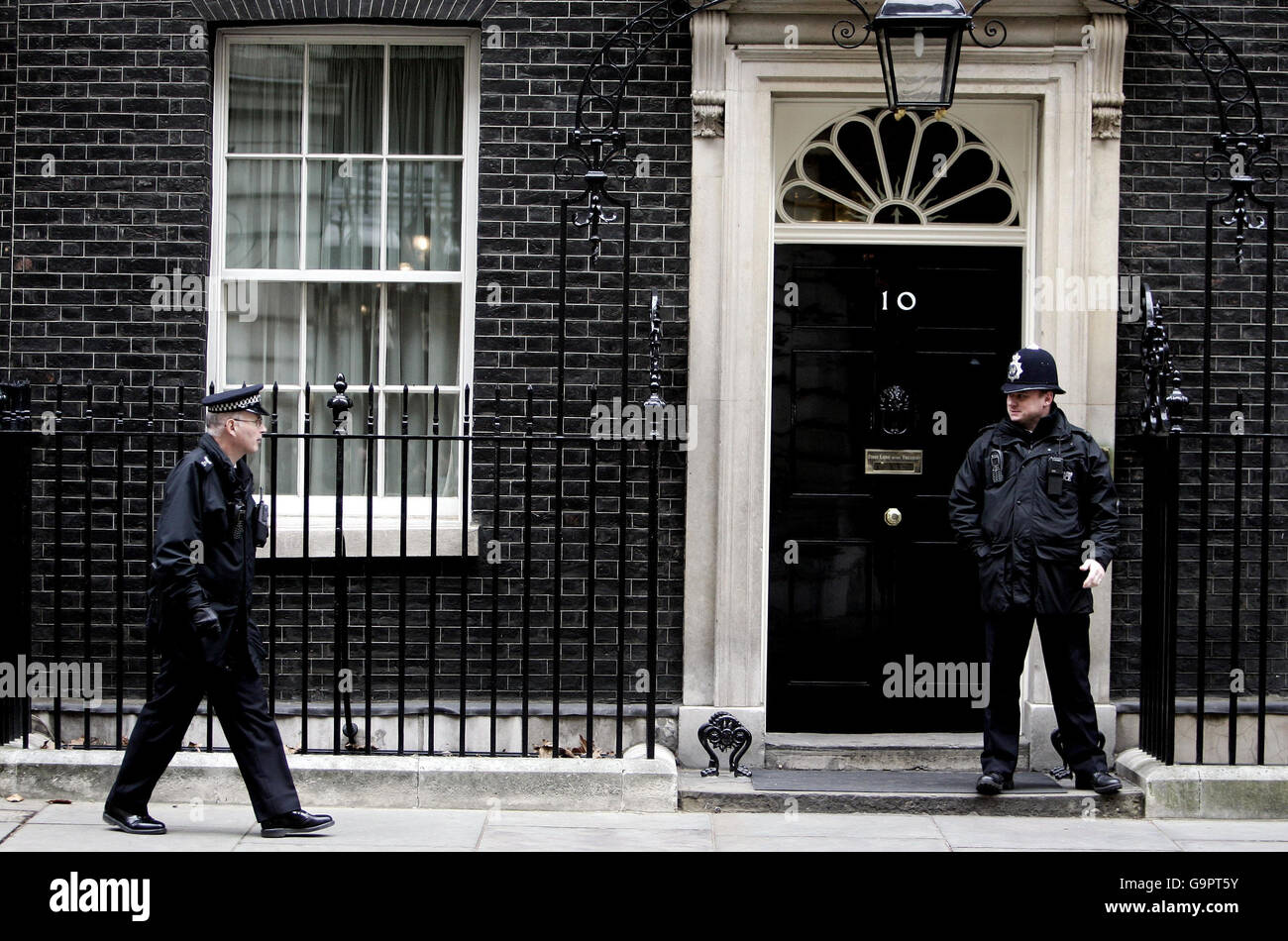 Poliziotti fuori dalla porta d'ingresso della residenza ufficiale del primo Ministro britannico, 10 Downing Street, nel centro di Londra. Foto Stock