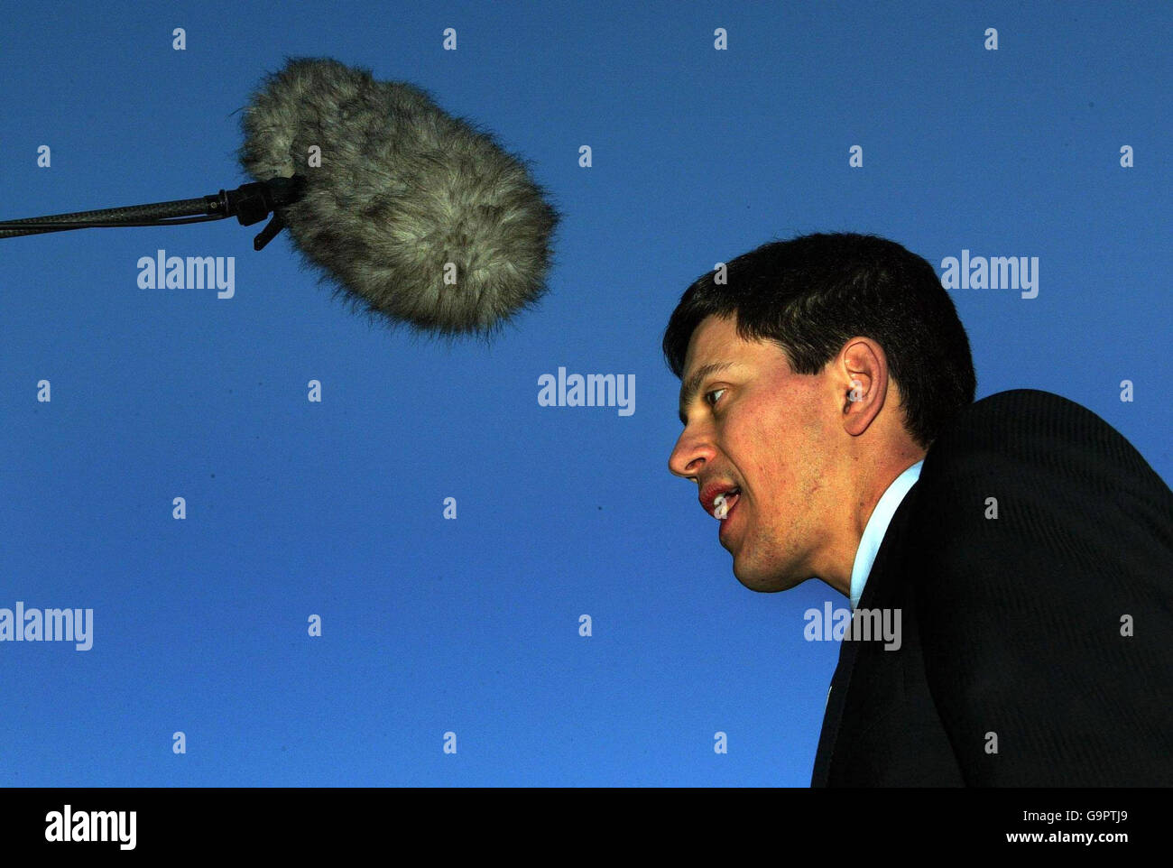 Gli esperti avvertono delle minacce derivanti dal cambiamento climatico. David Miliband, segretario dell'ambiente del Regno Unito, durante una visita alla Currie Community High School and Garden. Foto Stock