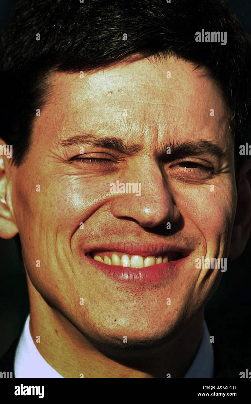 Il segretario all'ambiente britannico David Miliband si alza al sole durante una visita alla Currie Community High School. Foto Stock