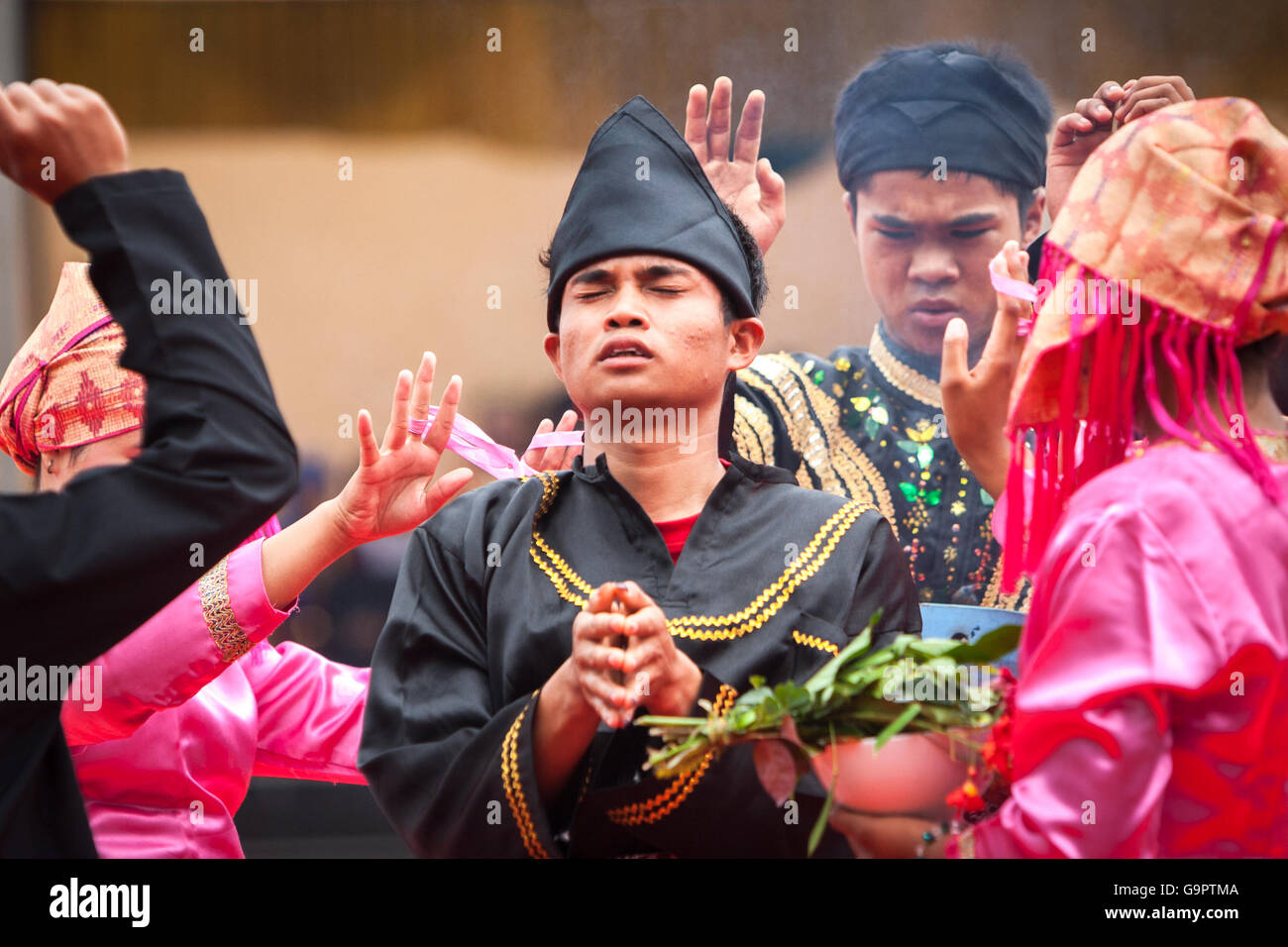 Studenti che dimostrano un rituale, una parte della loro performance artistica durante un evento di attrazioni culturali Kerinci a Kerinci, Jambi, Indonesia. Foto Stock