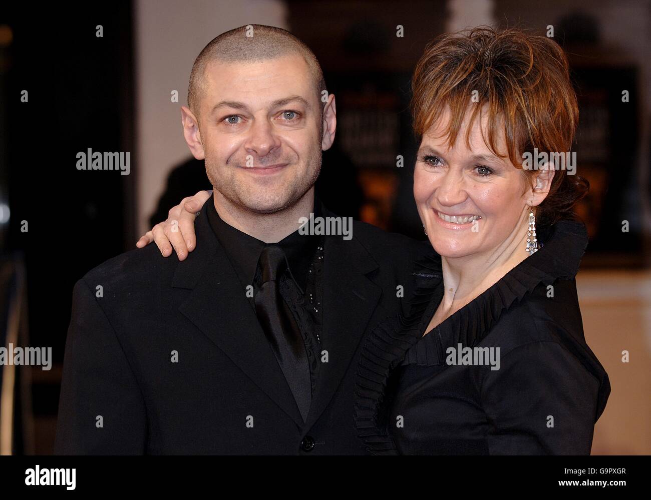 Andy Serkis e la moglie Lorraine Ashbourne arrivano per i 2007 Orange British Academy Film Awards (BAFTA) presso la Royal Opera House di Covent Garden, nel centro di Londra. Foto Stock