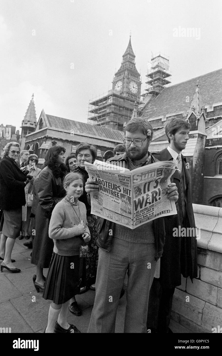 Lettura d'attualità in coda in attesa dell'apertura della galleria pubblica presso le Camere del Parlamento, quando i parlamentari si sono riuniti in sessione per la prima volta il sabato mattina dopo la crisi di Suez, a seguito dell'invasione delle Isole Falkland da parte dell'Argentina. Foto Stock