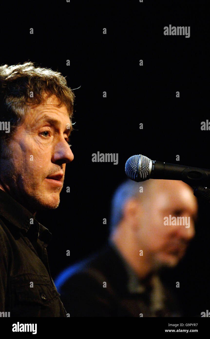 (Sinistra-destra) Roger Daltrey e Pete Townshend dell'OMS presso l'ospedale di Covent Garden, nel centro di Londra, dove hanno annunciato che avrebbero intrapreso un tour mondiale, a partire da Lisbona il 16 maggio 2007. I biglietti per il tour saranno in vendita lunedì 12 febbraio 2007. Foto Stock