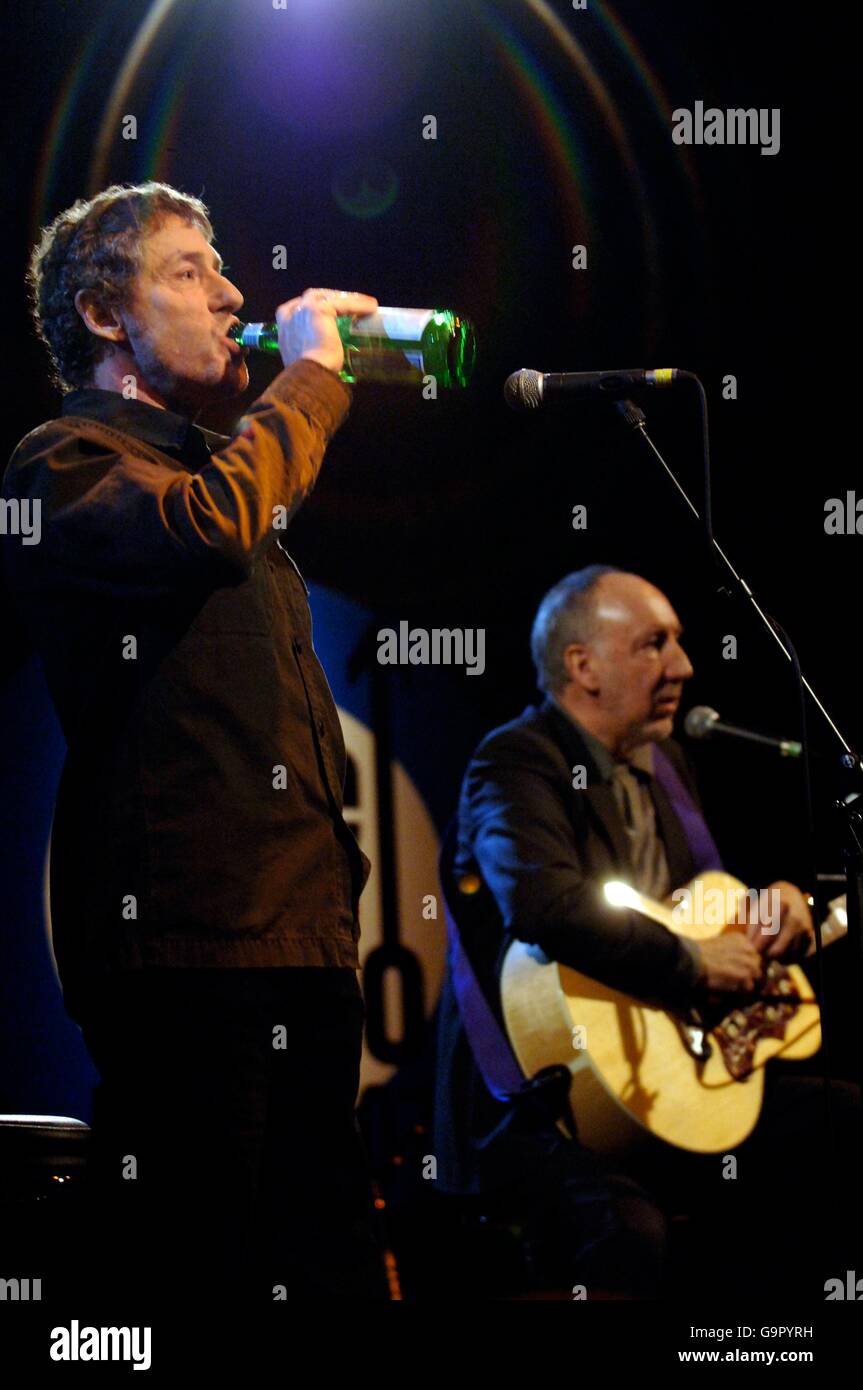 (Sinistra-destra) Roger Daltrey e Pete Townshend dell'OMS presso l'ospedale di Covent Garden, nel centro di Londra, dove hanno annunciato che avrebbero intrapreso un tour mondiale, a partire da Lisbona il 16 maggio 2007. I biglietti per il tour saranno in vendita lunedì 12 febbraio 2007. Foto Stock