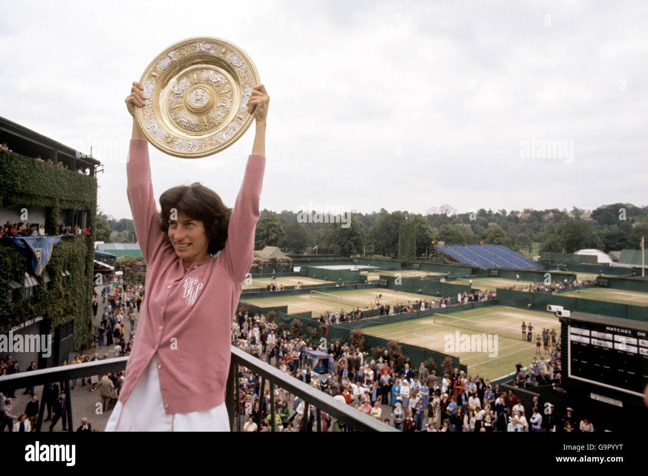 Virginia Wade of Britain con il trofeo, presentato dalla Regina, dopo aver vinto il campionato femminile di Wimbledon per la prima volta al 16esimo tentativo. Ha battuto Betty Fornello dei Paesi Bassi 4-6 6-3 6-1. Foto Stock