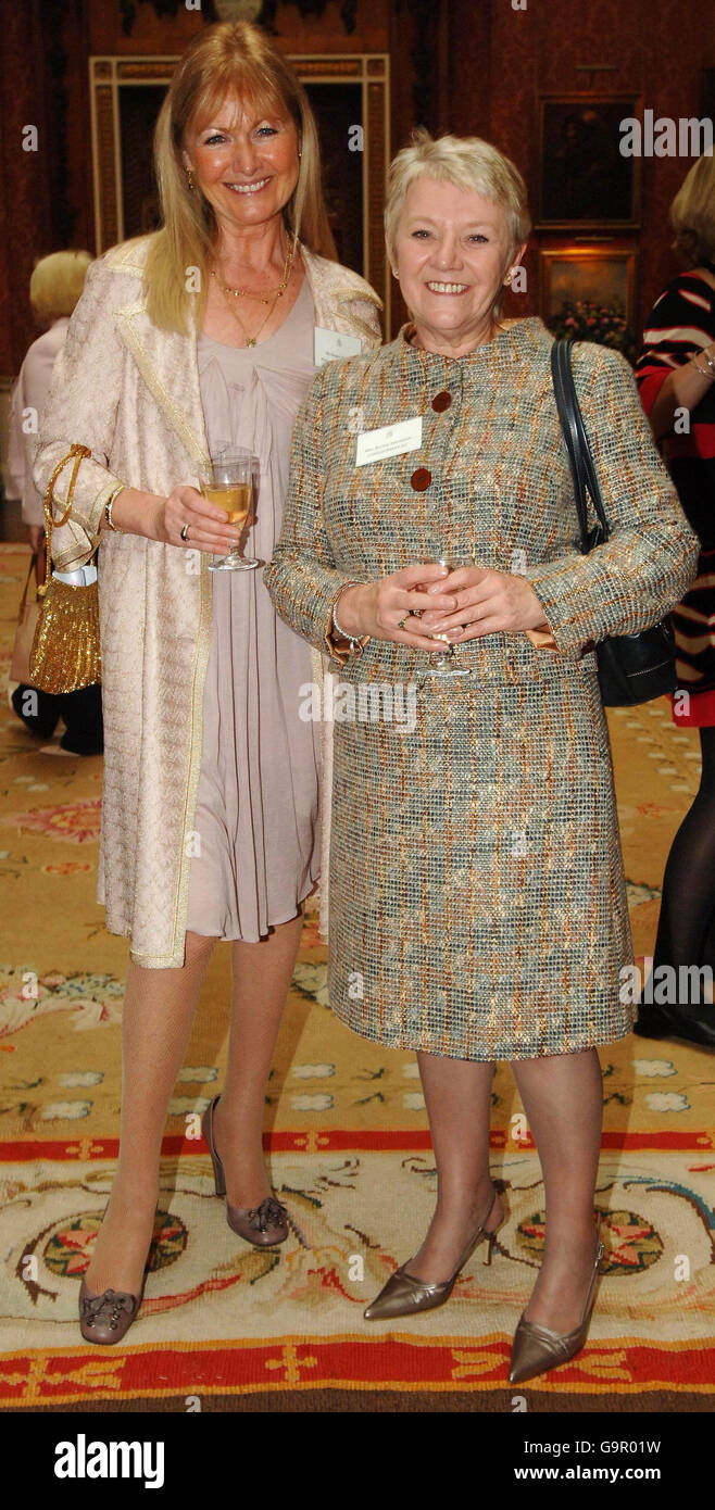 Debbie Moore, fondatore e presidente di Pineapple Holdings (a sinistra) e Dianne Thompson, amministratore delegato del gruppo Camelot a Buckingham Palace a Londra, per un ricevimento Woman in Business. Foto Stock