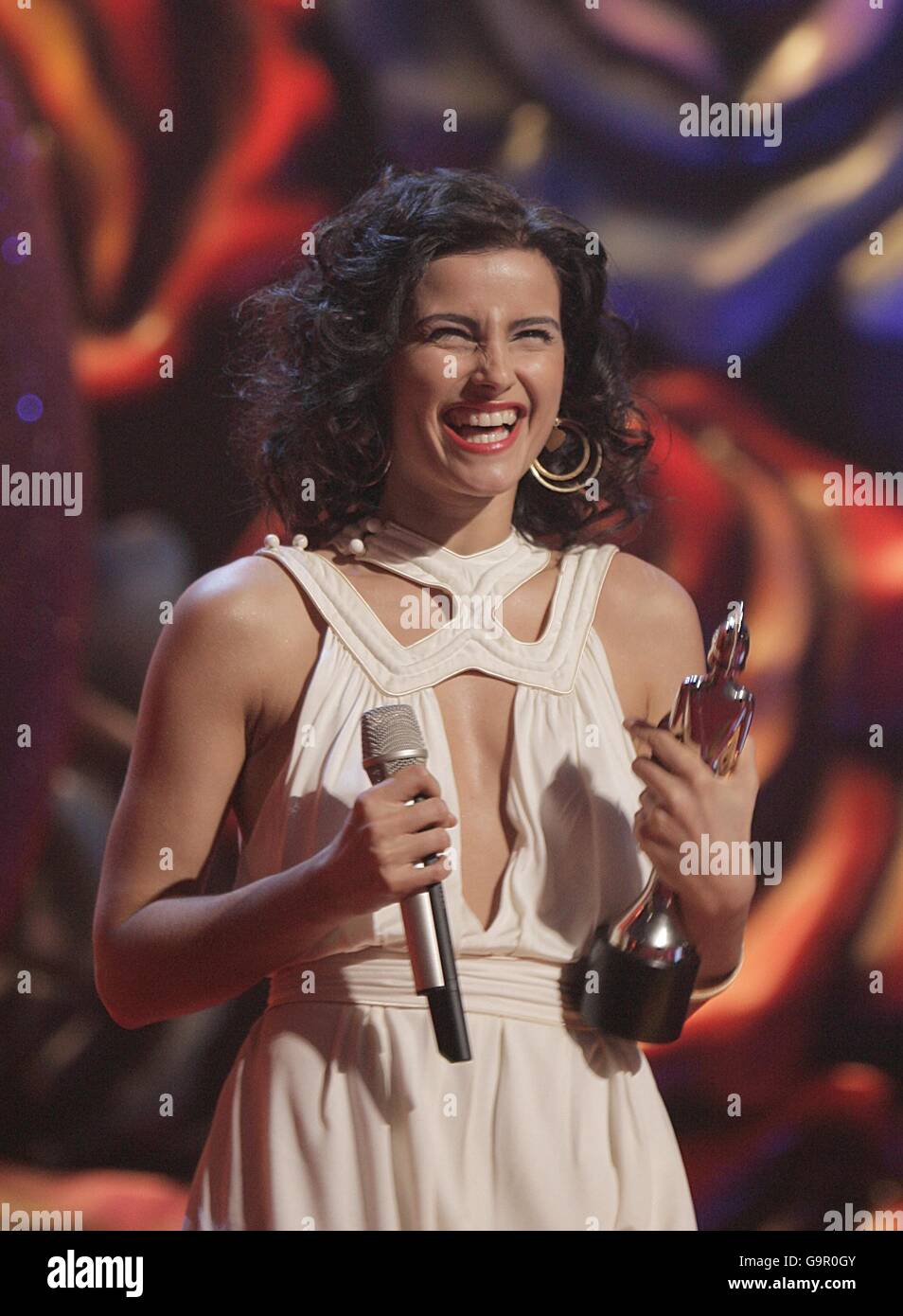 Nelly Furtado raccoglie il suo premio per la migliore artista femminile internazionale durante i BRIT Awards 2007, presso Earls Court nel centro di Londra. PREMERE ASSOCIAZIONE foto. Data immagine: Mercoledì 14 febbraio 2007. Il credito fotografico dovrebbe essere: Yui Mok/PA Foto Stock