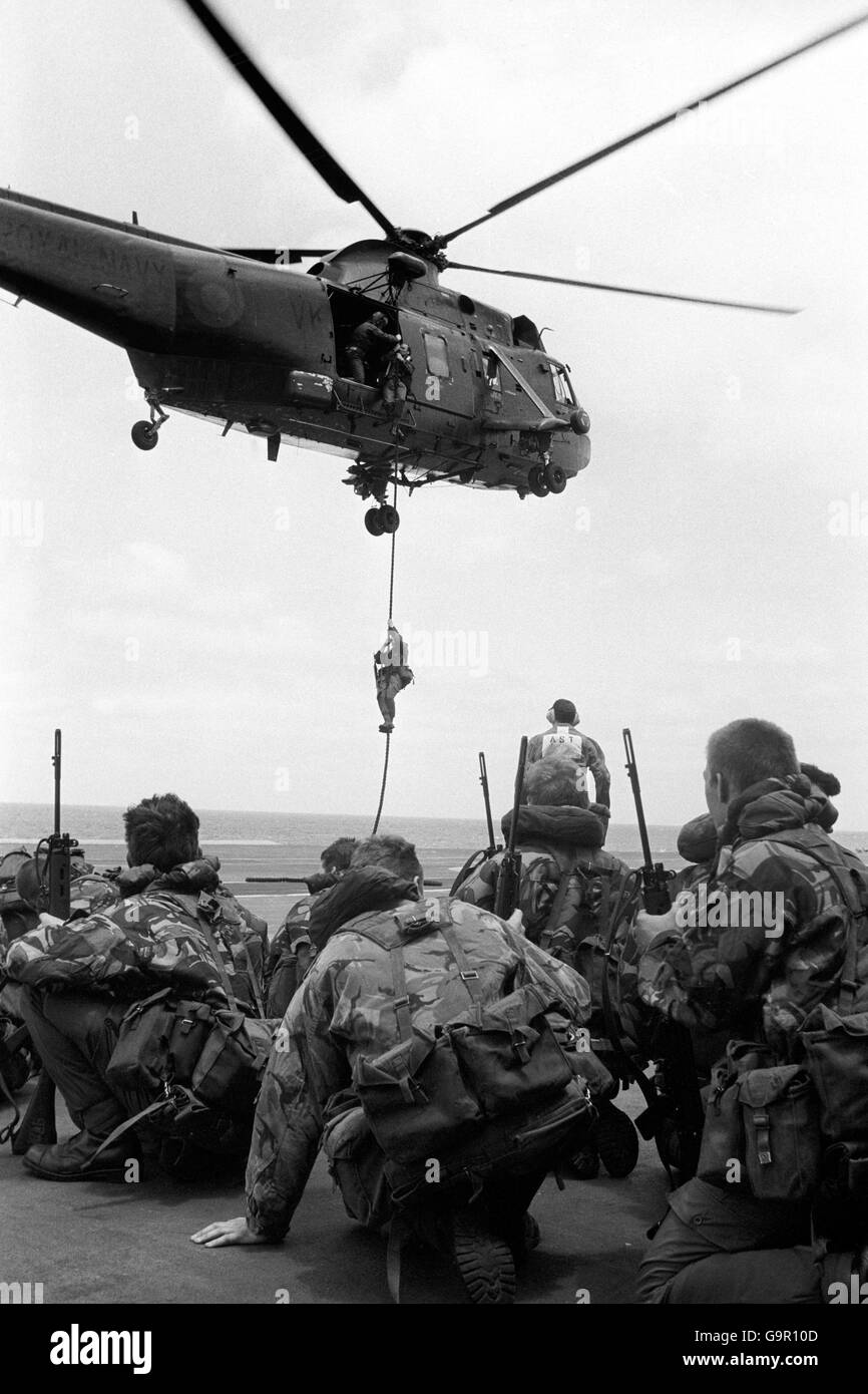 Marines dal 40 Commando accoccolato sul ponte di volo di HMS Hermes nel Sud Atlantico, in attesa di salire sugli elicotteri Sea King. Foto Stock