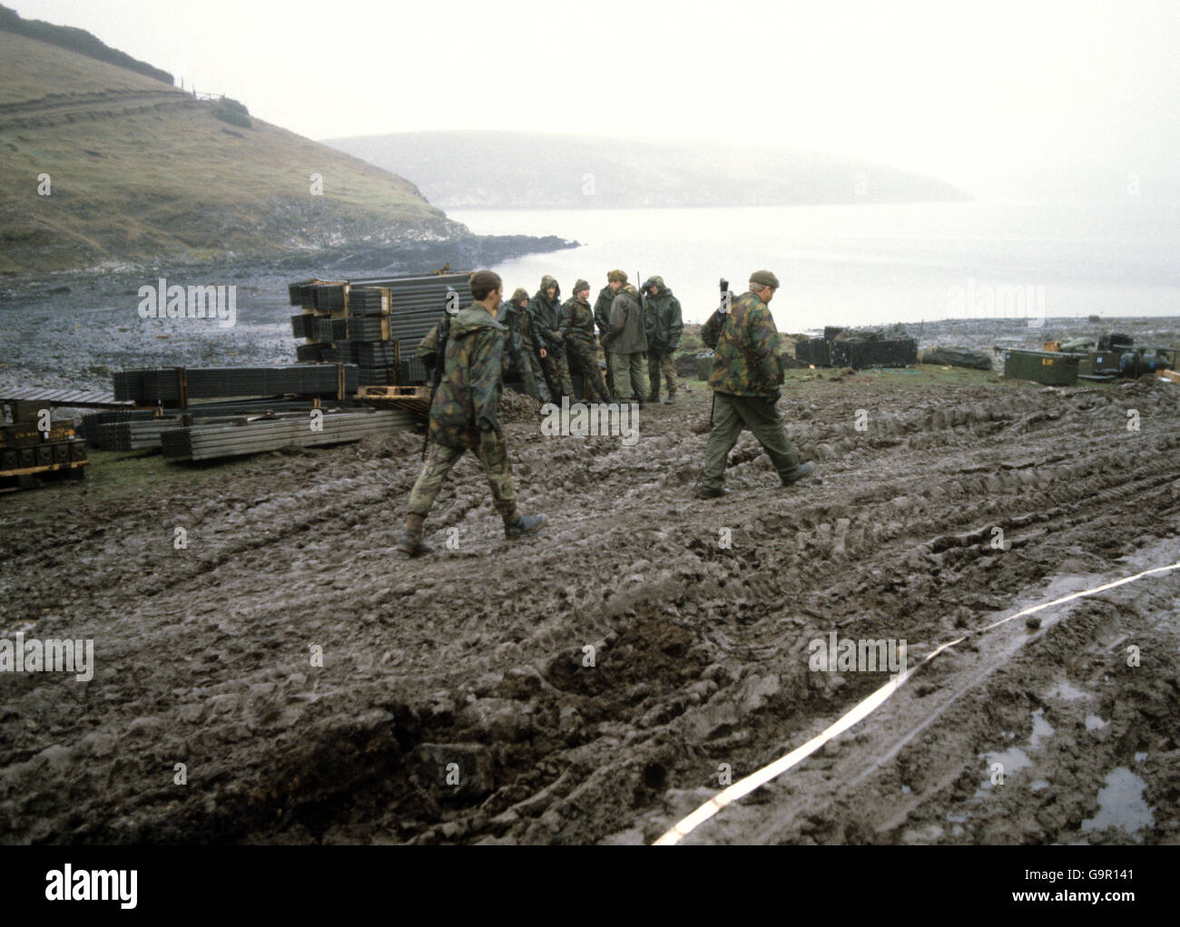Truppe della Task Force delle Falklands britanniche con attrezzature e forniture portate a terra a San Carlos Bay. La testa di ponte è stata fondata il 21 maggio Foto Stock