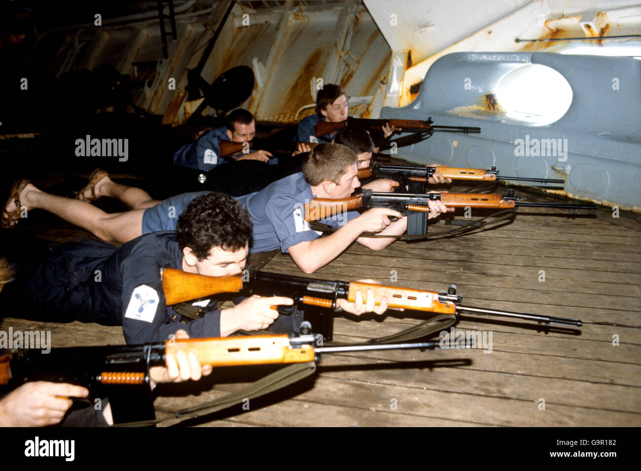 I membri della compagnia della nave di HMS Hermes che hanno volnteered per i Berets blu - la forza di combattimento del vettore - che perforano con 7.62 SLR come il vettore pattugliano con la Task Force britannica ora nella zona di esclusione delle Falklands. I Blue Berets forniscono il ritorno ai Royal Marines se vanno a terra. Foto Stock