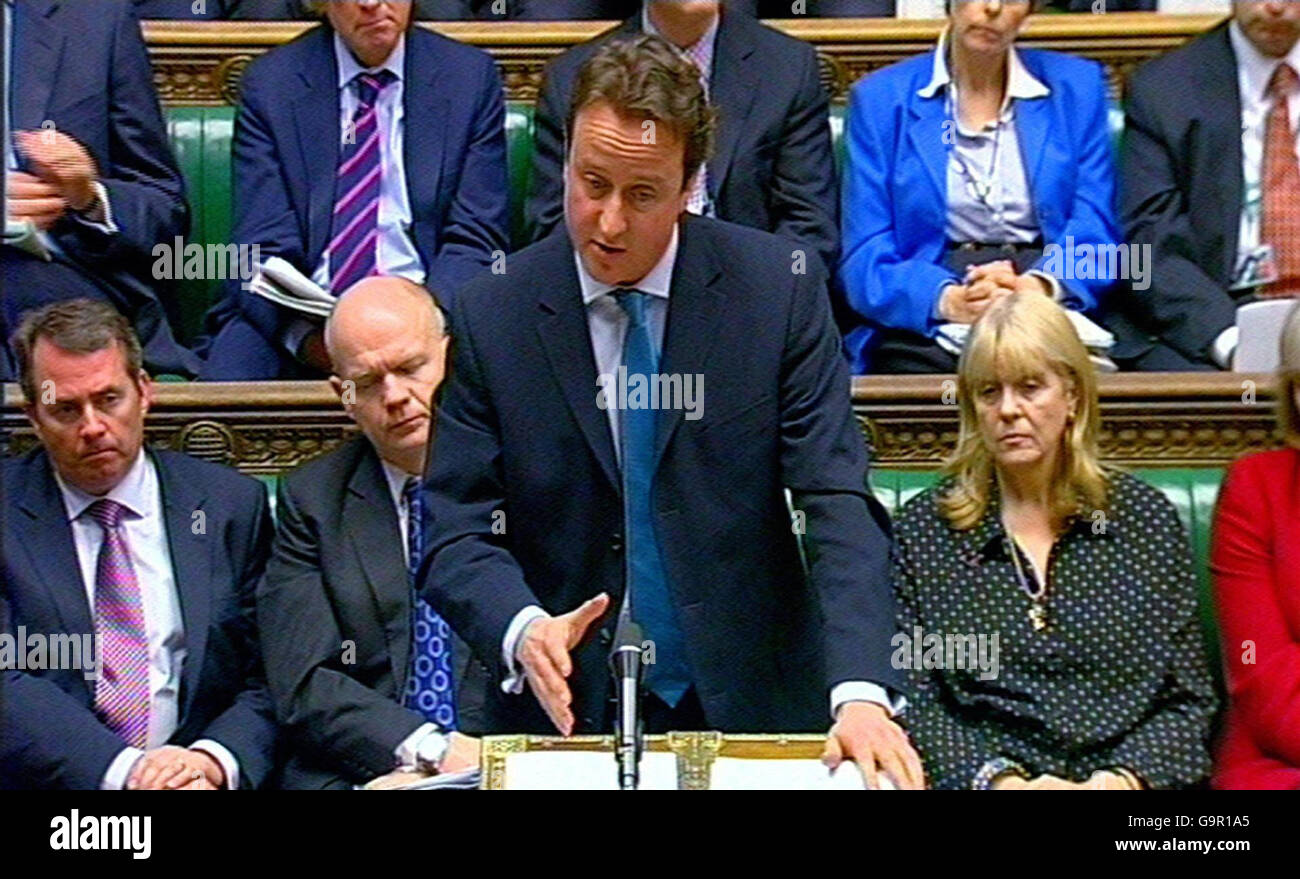 Il leader del partito conservatore David Cameron risponde dopo che il primo ministro britannico Tony Blair ha annunciato il primo ritiro delle truppe britanniche su larga scala dall'Iraq, alla Camera dei Comuni di Londra. Foto Stock