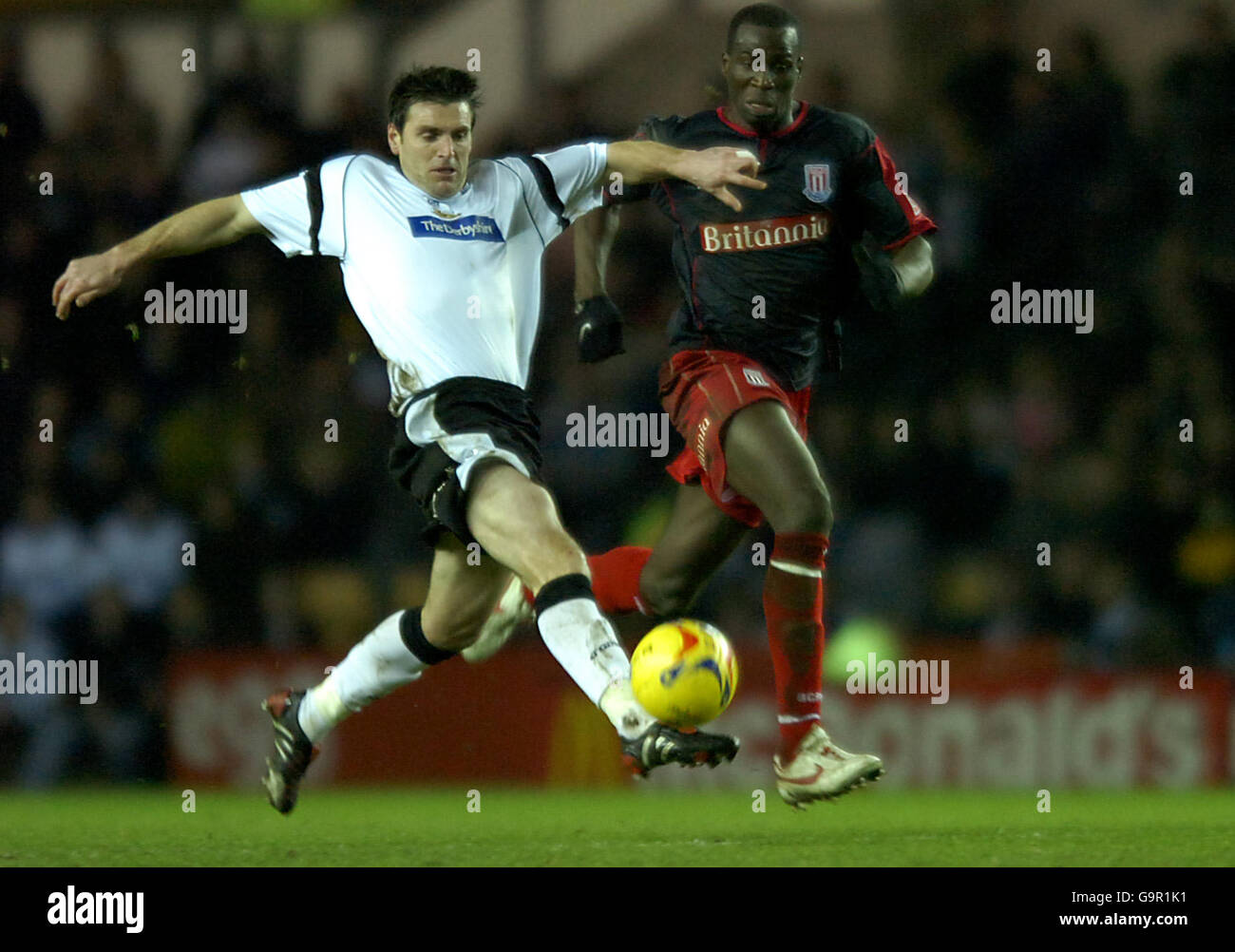 Marc Edworthy della contea di Derby è sfidato dal Mamady di Stoke City Sidibe Foto Stock