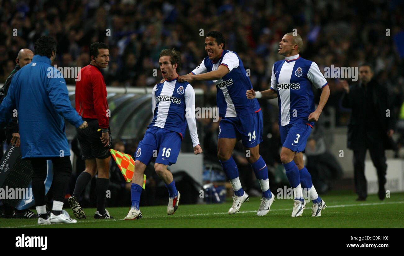 Il FC Porto Jose Raul Meireles (centro) celebra il suo obiettivo come il manager del Chelsea Jose Mourinho (a destra) gesti ai funzionari durante la prima tappa del Knockout Round della UEFA Champions League allo stadio Dragao di Porto. Foto Stock