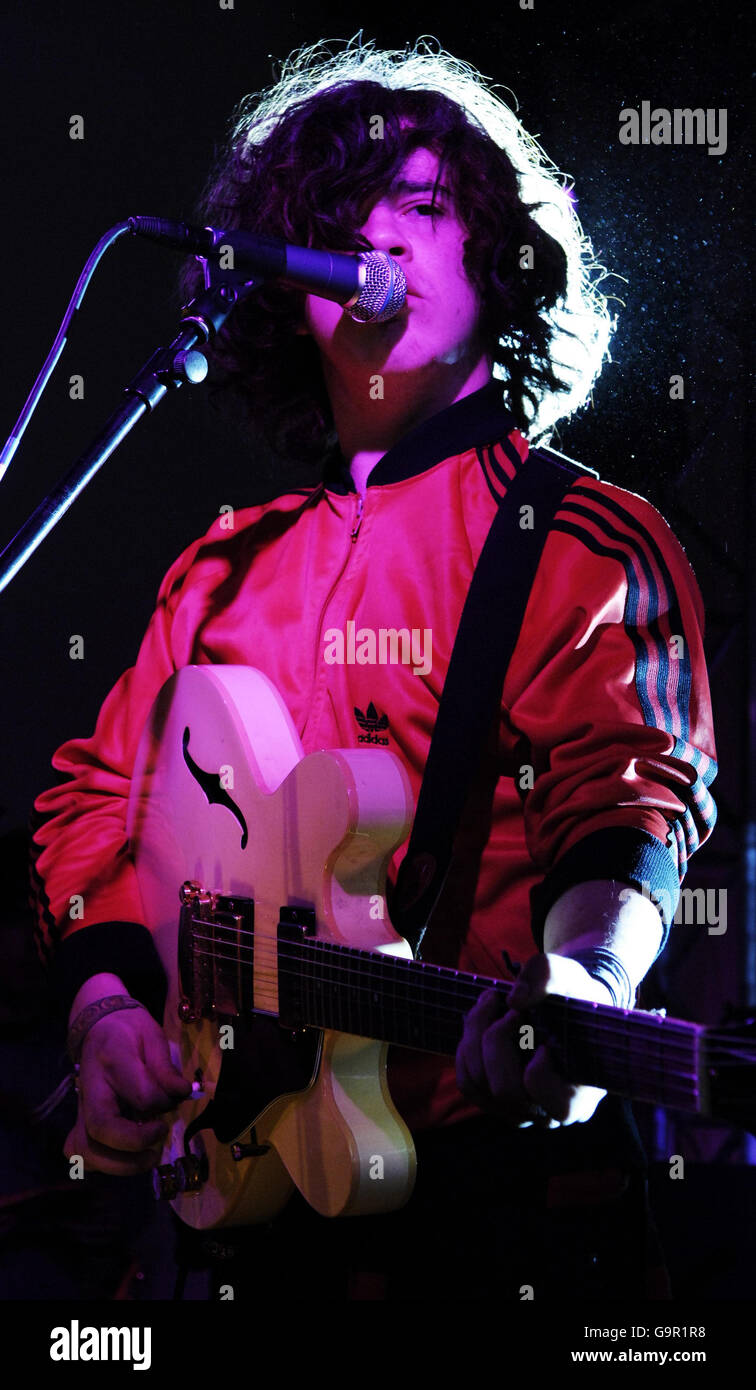 Il frontman di View Kyle Falconer si esibisce in un concerto esclusivo, con biglietto valido 100 ore su 24, al castello di Edimburgo. Foto Stock