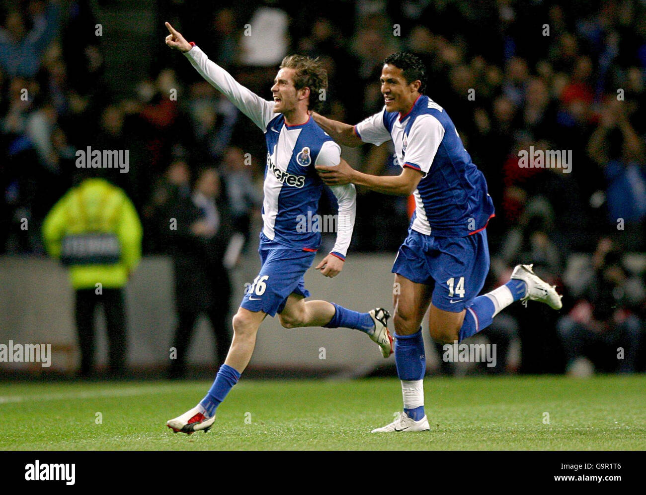 Jose Raul Meireles (a sinistra) del FC Porto celebra il suo obiettivo contro Chelsea durante la prima tappa del primo Knockout Round della UEFA Champions League al Dragao Stadium di Porto. Foto Stock