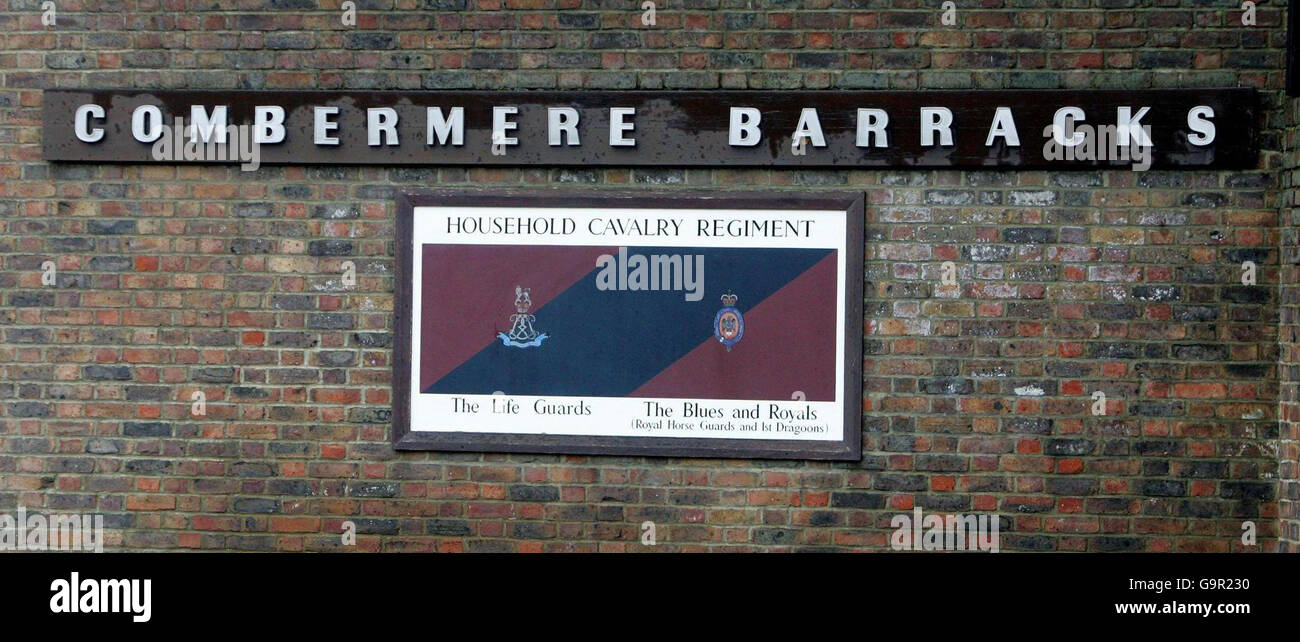 Una vista generale di un cartello all'esterno dell'entrata principale delle Caserme Combermere, Windsor, dove si trova il Principe Harry. Foto Stock