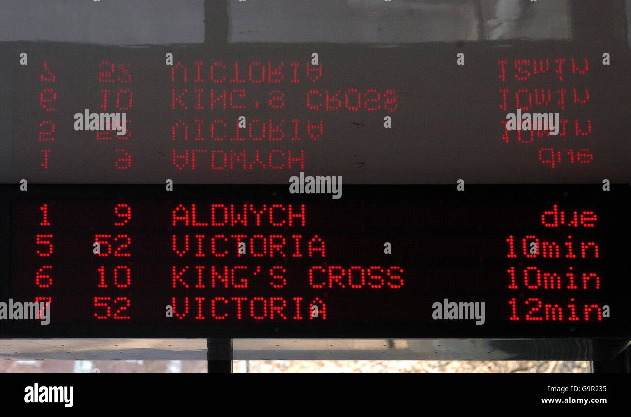 Immagini di trasporto generiche. Un display elettronico delle informazioni di arresto del bus. Foto Stock